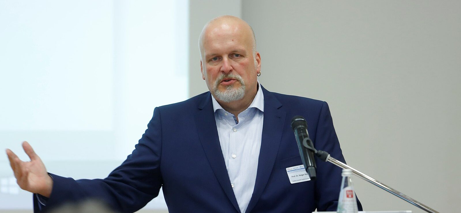 Foto von Prof. Dr. Holger Horz bei einem Vortrag.